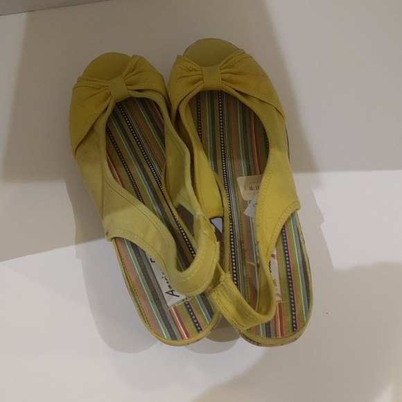 👠👠Mustard open toe wages by American Eagle 👠 - Picture 5 of 7